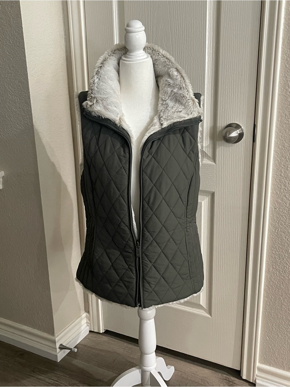 YNS Generic Quilted Faux-Fur Lined Vest - Olive Green with Cream Collar